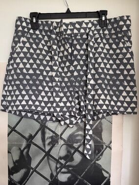 NWT LOFT Gray White Triangle Print Belted Shorts Size 12P